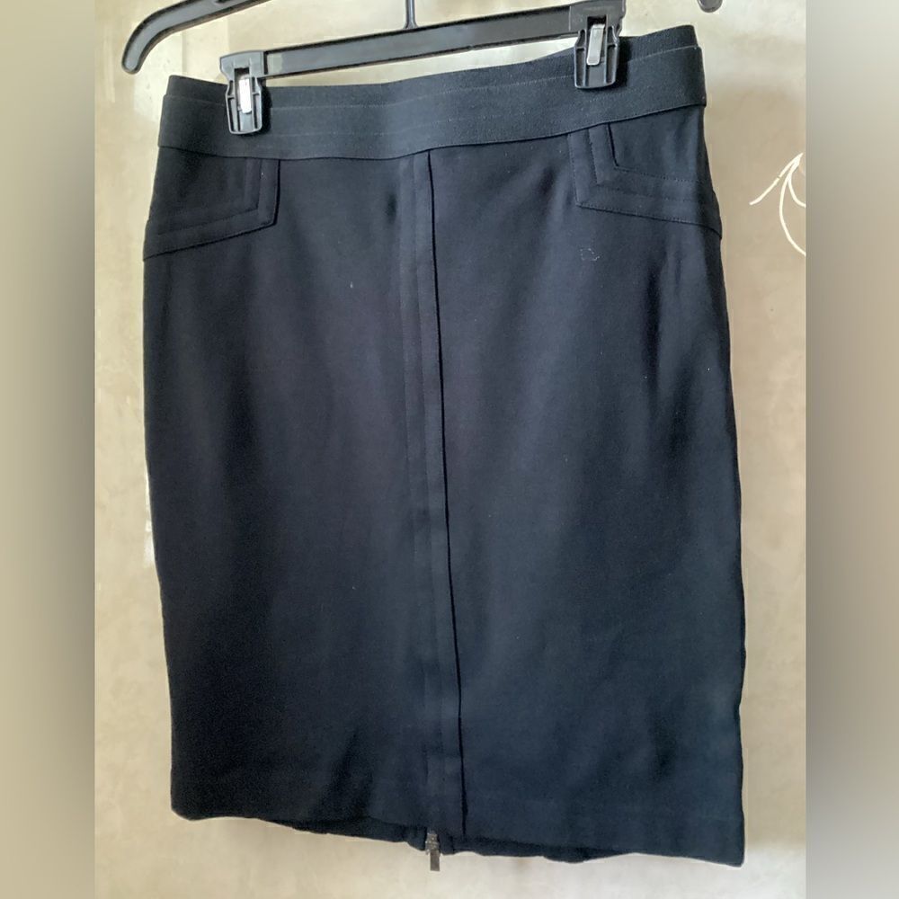 BCBG M black body on skirt, pencil, stretch, figure accentuating seams details
